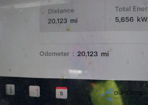 2024 Tesla Model Y Long Range Dual Motor All-Wheel Drive z USA, uszkodzony, nr VIN 7SAYGAEE0RF149440